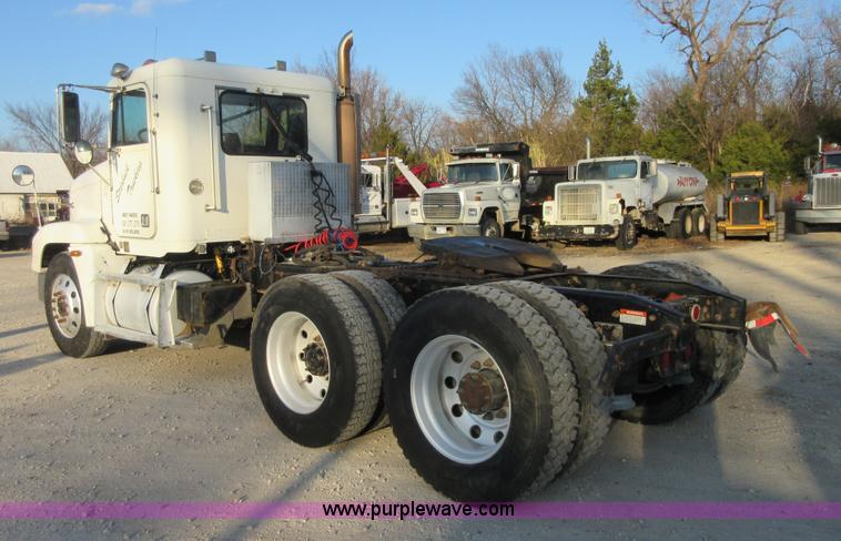 image for item I1837 2000 Freigtliner FLD120 semi truck