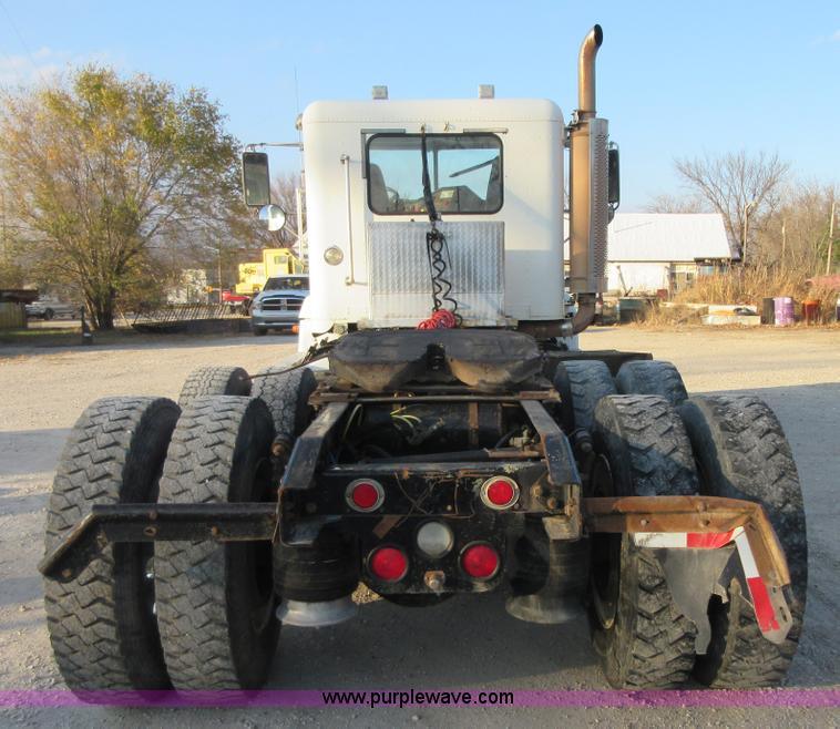 image for item I1837 2000 Freigtliner FLD120 semi truck