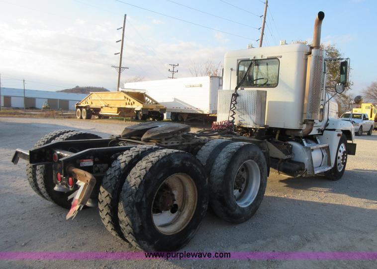image for item I1837 2000 Freigtliner FLD120 semi truck