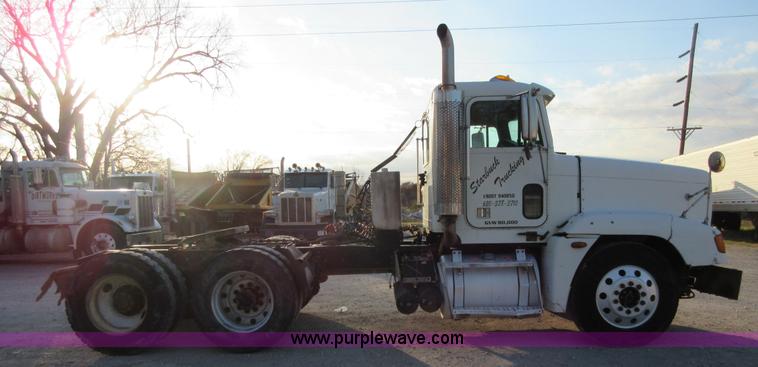 image for item I1837 2000 Freigtliner FLD120 semi truck