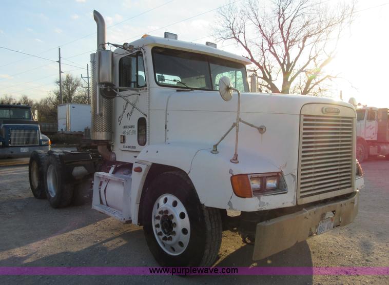 image for item I1837 2000 Freigtliner FLD120 semi truck