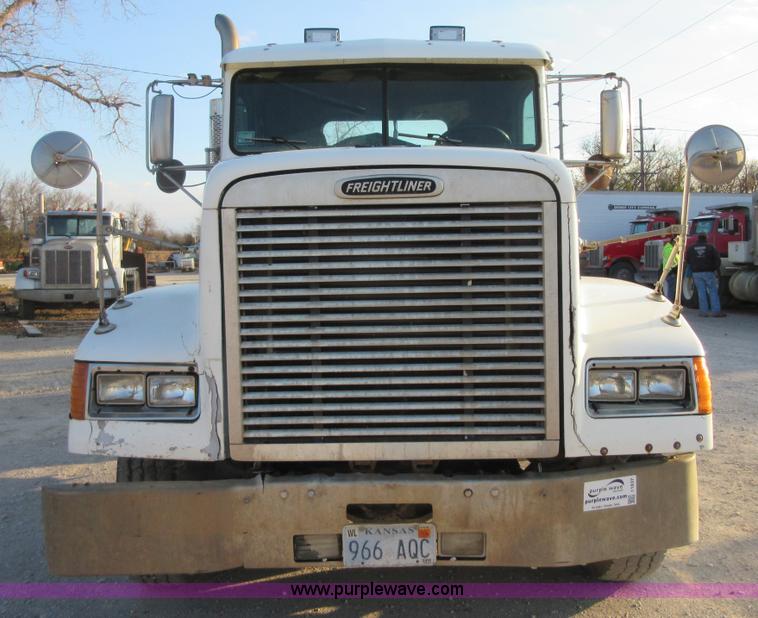 image for item I1837 2000 Freigtliner FLD120 semi truck