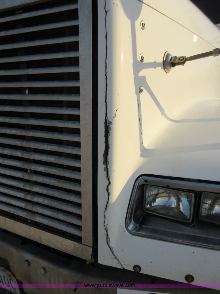 image for item I1837 2000 Freigtliner FLD120 semi truck