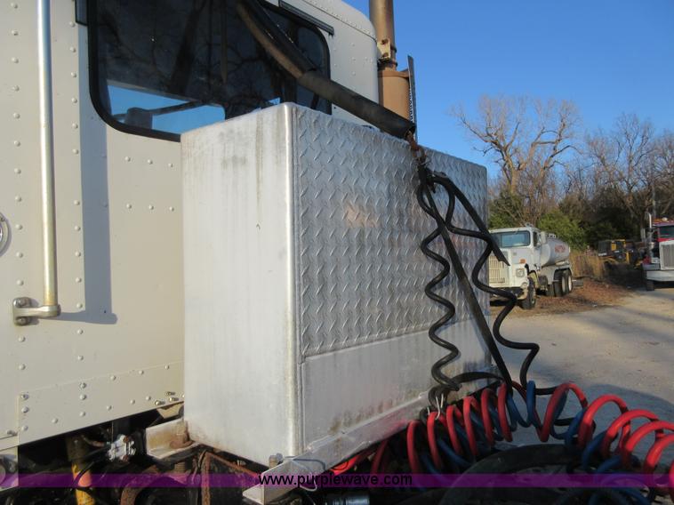 image for item I1837 2000 Freigtliner FLD120 semi truck