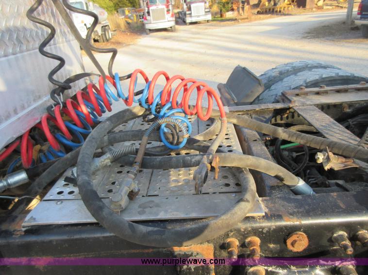 image for item I1837 2000 Freigtliner FLD120 semi truck