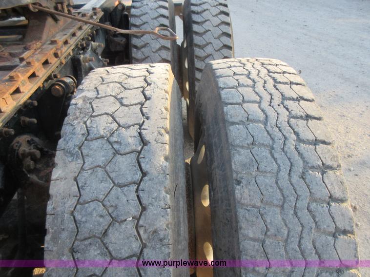 image for item I1837 2000 Freigtliner FLD120 semi truck