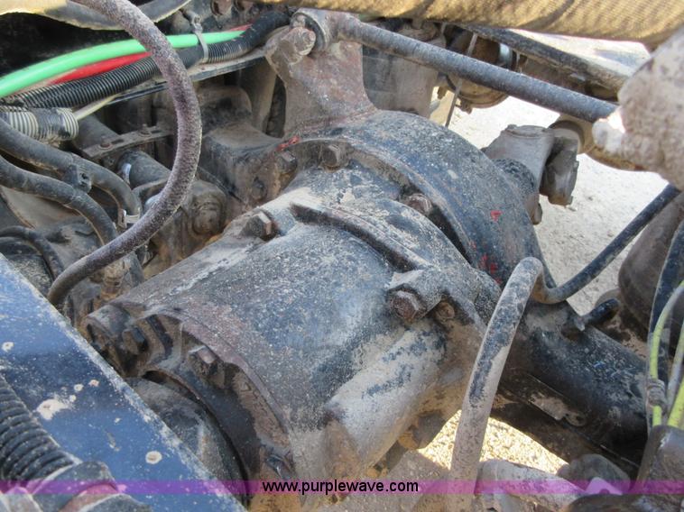 image for item I1837 2000 Freigtliner FLD120 semi truck