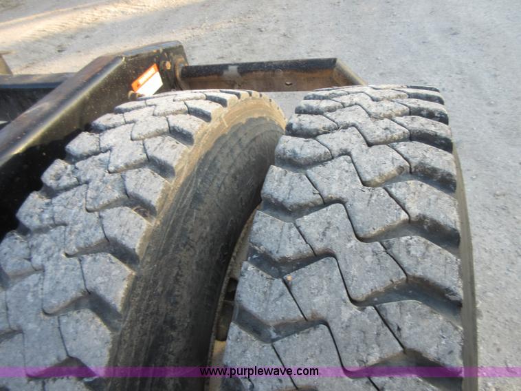 image for item I1837 2000 Freigtliner FLD120 semi truck