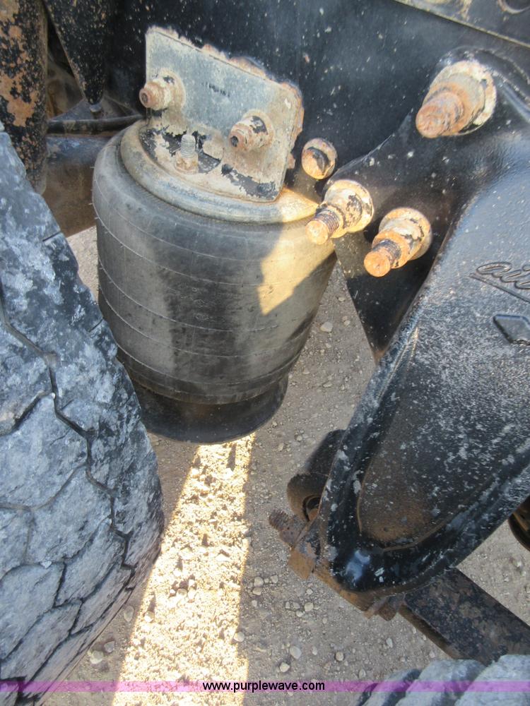 image for item I1837 2000 Freigtliner FLD120 semi truck