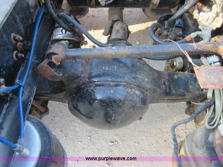 image for item I1837 2000 Freigtliner FLD120 semi truck