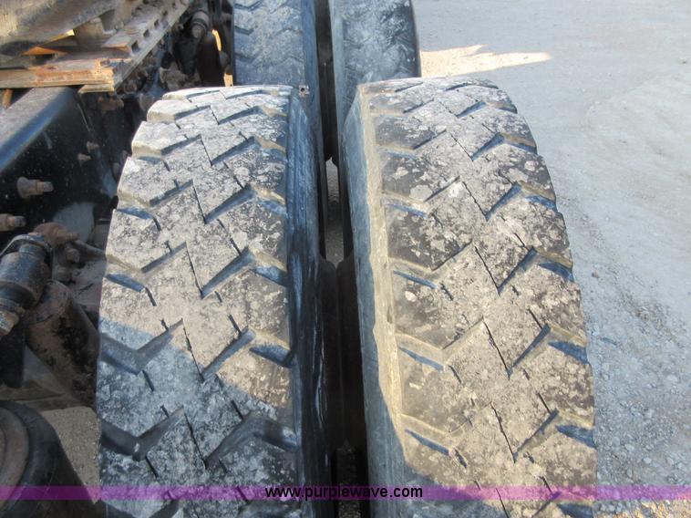 image for item I1837 2000 Freigtliner FLD120 semi truck