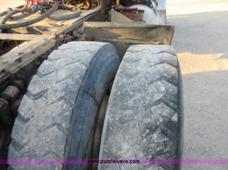 image for item I1837 2000 Freigtliner FLD120 semi truck