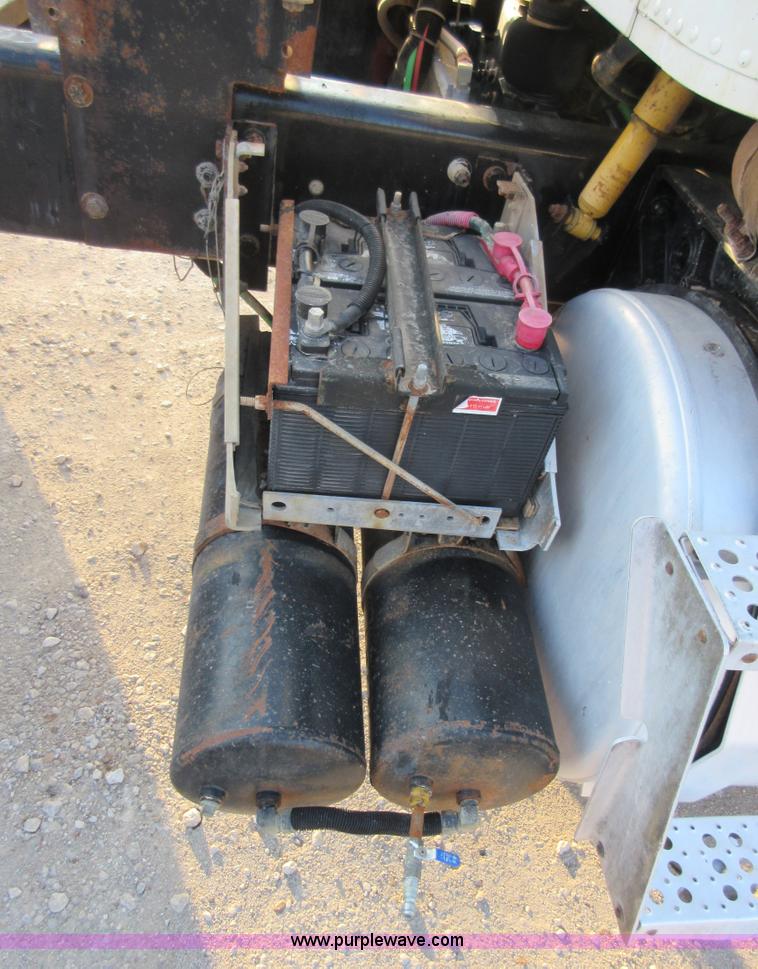 image for item I1837 2000 Freigtliner FLD120 semi truck