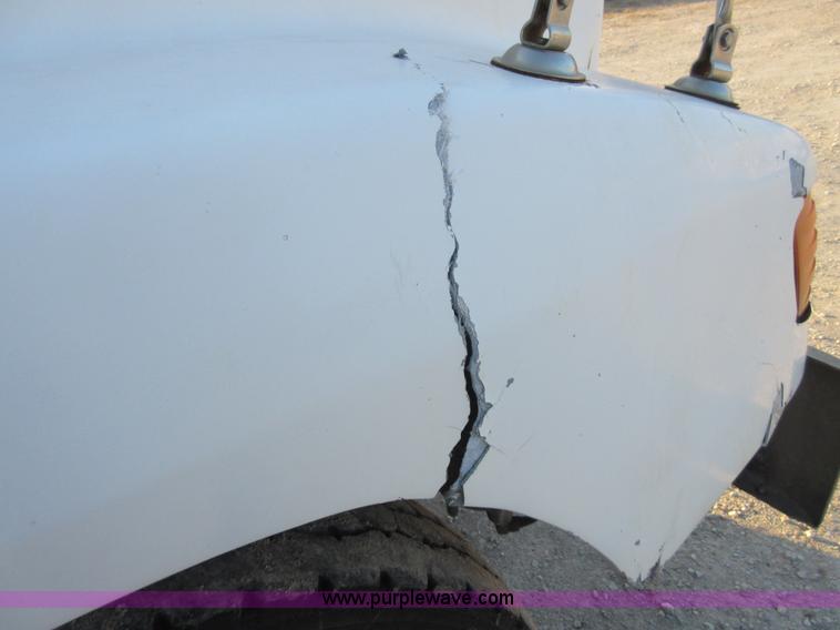 image for item I1837 2000 Freigtliner FLD120 semi truck