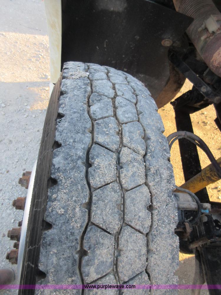 image for item I1837 2000 Freigtliner FLD120 semi truck