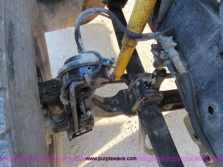 image for item I1837 2000 Freigtliner FLD120 semi truck