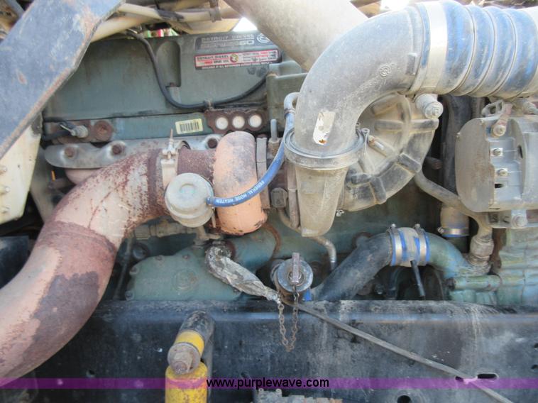 image for item I1837 2000 Freigtliner FLD120 semi truck