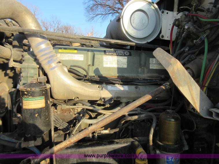 image for item I1837 2000 Freigtliner FLD120 semi truck