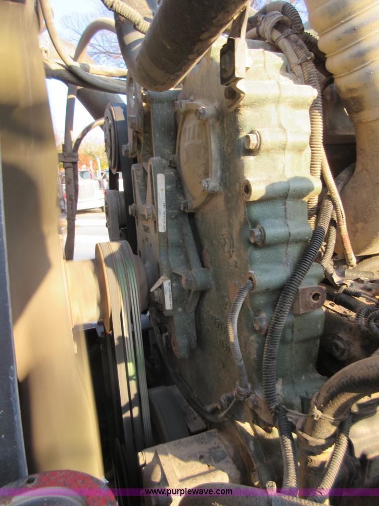 image for item I1837 2000 Freigtliner FLD120 semi truck