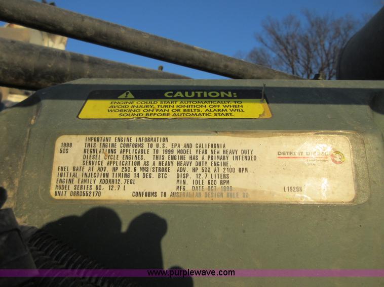 image for item I1837 2000 Freigtliner FLD120 semi truck