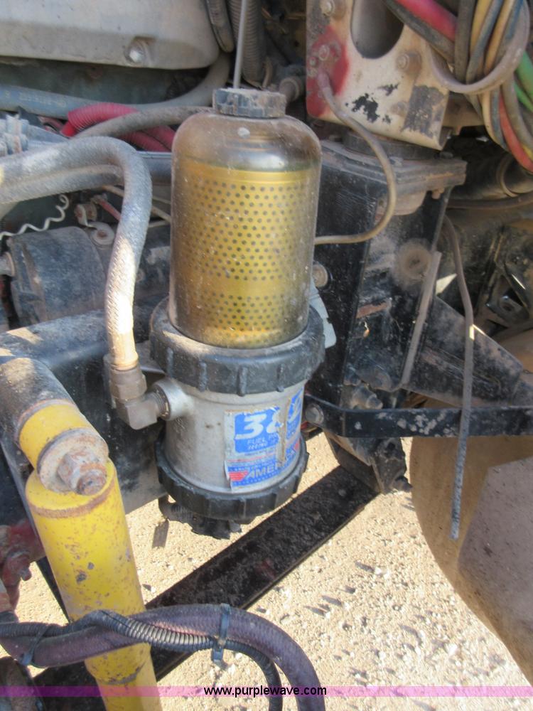 image for item I1837 2000 Freigtliner FLD120 semi truck