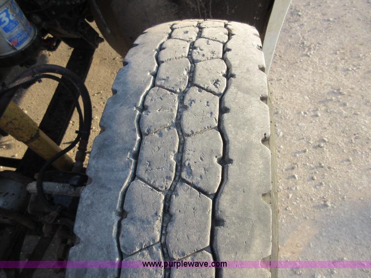 image for item I1837 2000 Freigtliner FLD120 semi truck