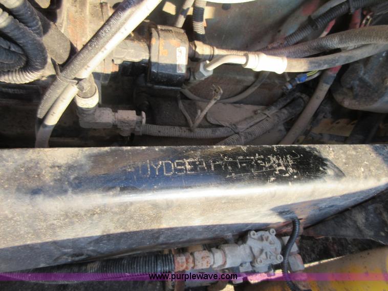 image for item I1837 2000 Freigtliner FLD120 semi truck