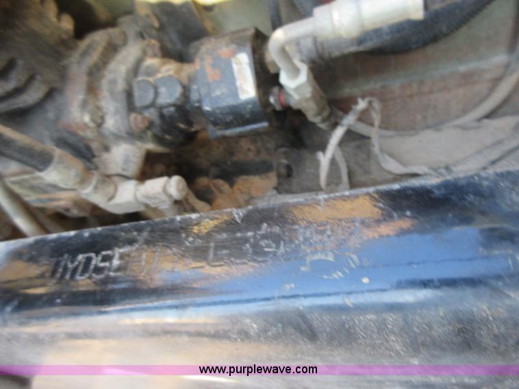 image for item I1837 2000 Freigtliner FLD120 semi truck