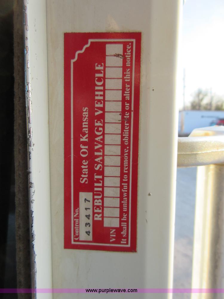 image for item I1837 2000 Freigtliner FLD120 semi truck