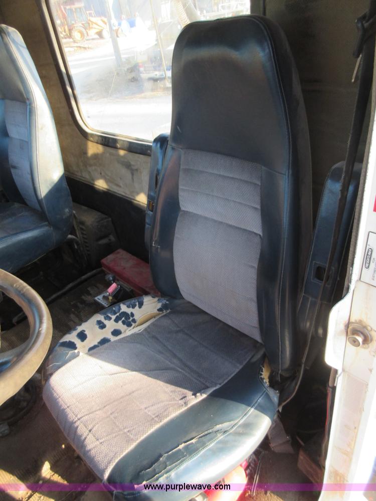 image for item I1837 2000 Freigtliner FLD120 semi truck