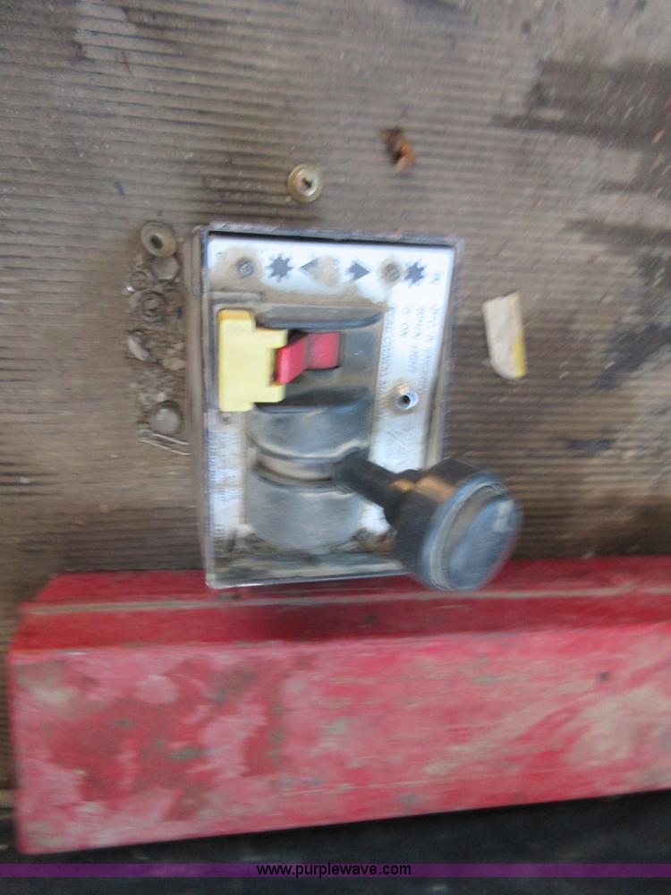 image for item I1837 2000 Freigtliner FLD120 semi truck