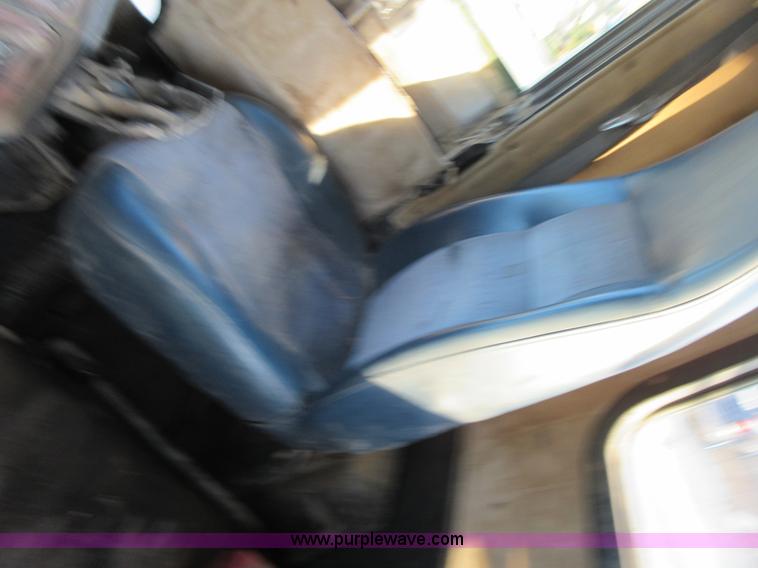 image for item I1837 2000 Freigtliner FLD120 semi truck