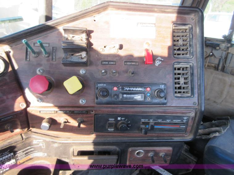 image for item I1837 2000 Freigtliner FLD120 semi truck