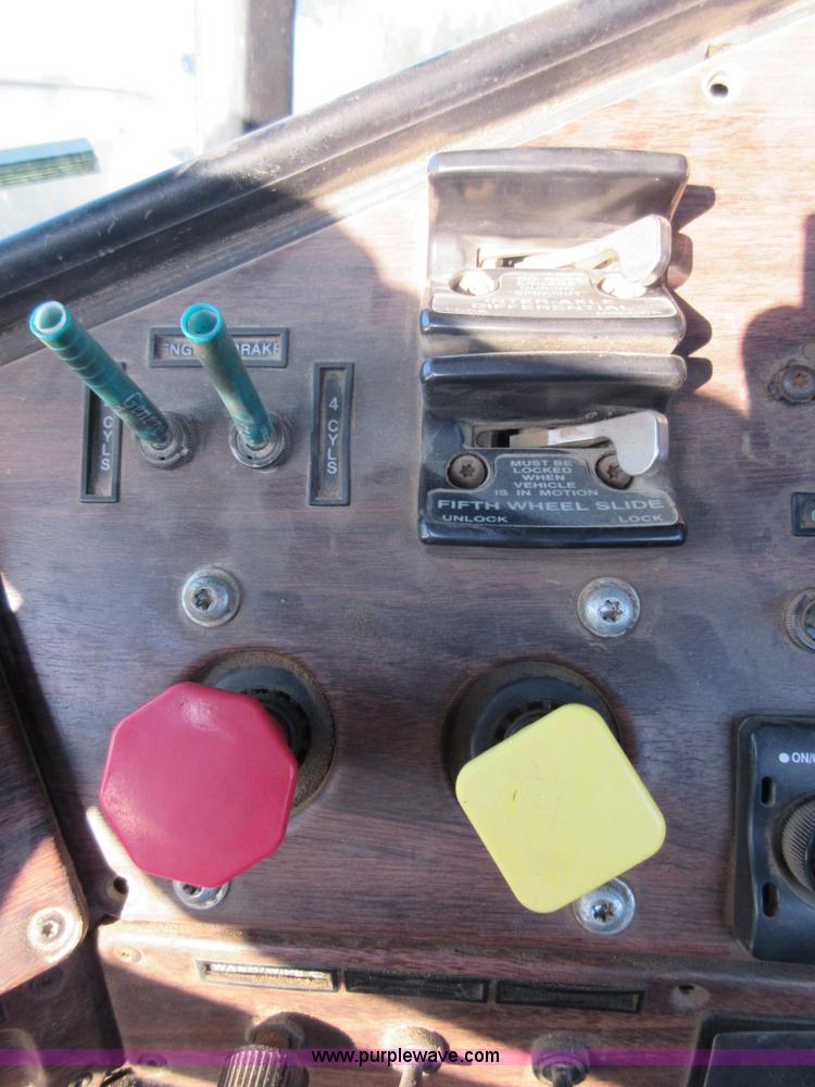 image for item I1837 2000 Freigtliner FLD120 semi truck