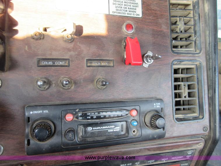 image for item I1837 2000 Freigtliner FLD120 semi truck