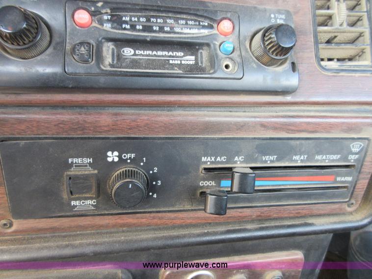 image for item I1837 2000 Freigtliner FLD120 semi truck