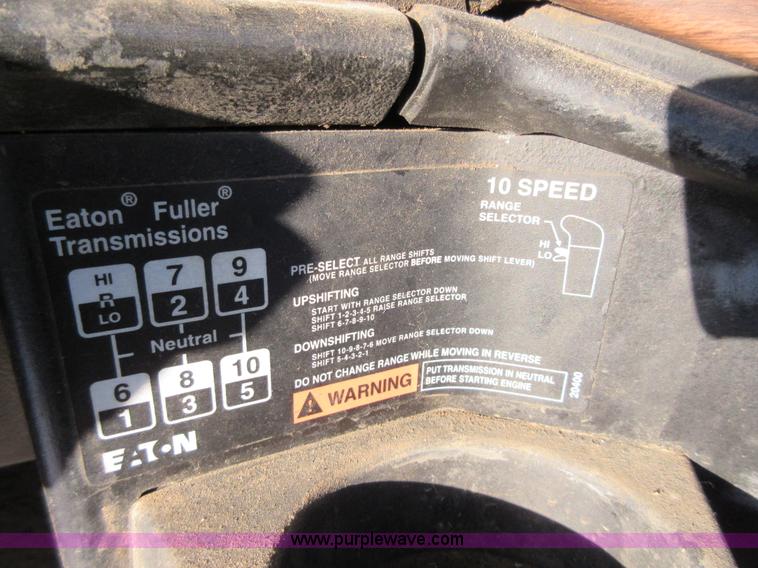 image for item I1837 2000 Freigtliner FLD120 semi truck