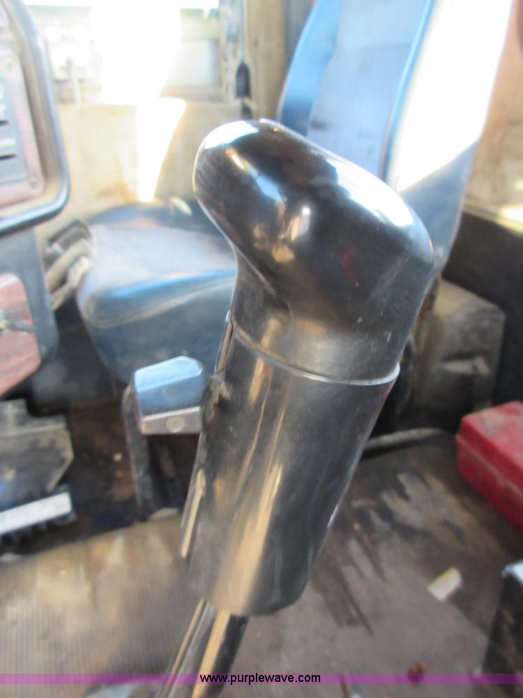 image for item I1837 2000 Freigtliner FLD120 semi truck