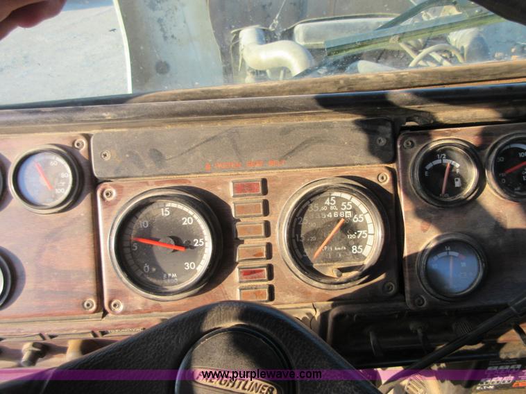 image for item I1837 2000 Freigtliner FLD120 semi truck