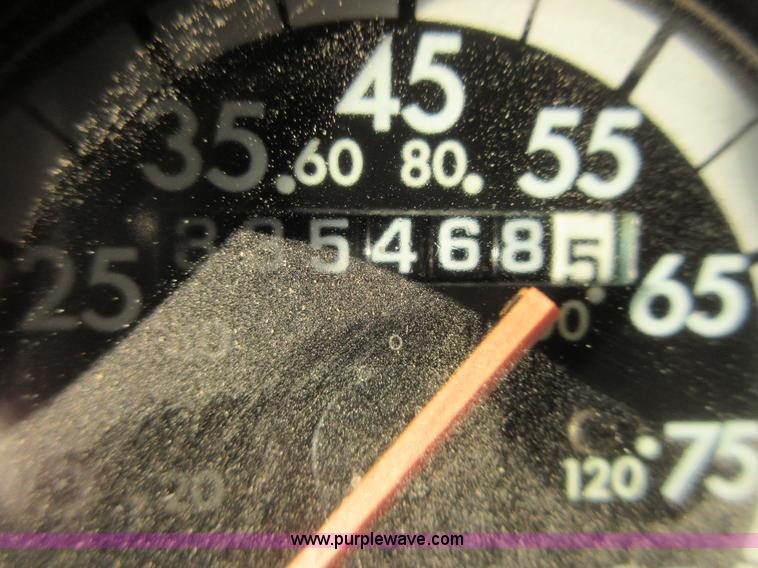 image for item I1837 2000 Freigtliner FLD120 semi truck