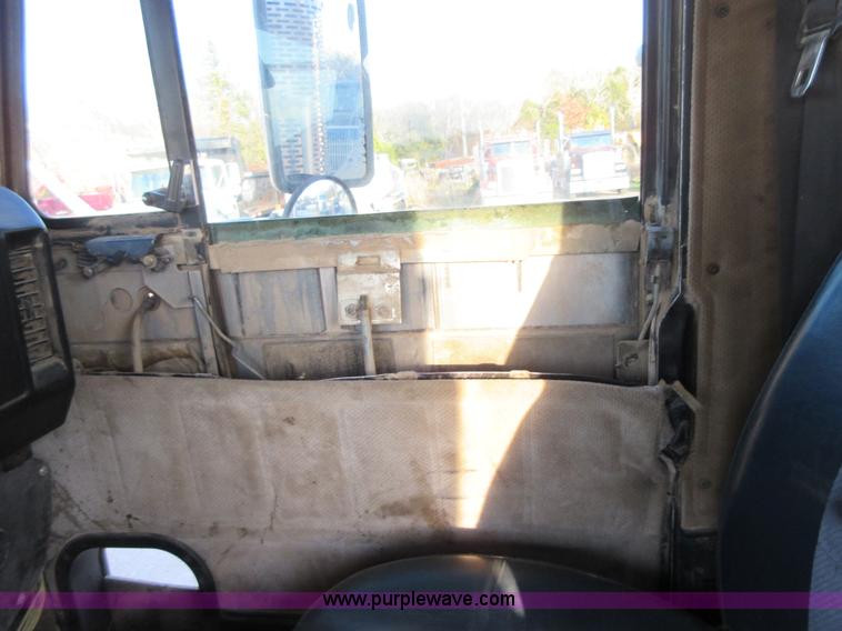 image for item I1837 2000 Freigtliner FLD120 semi truck