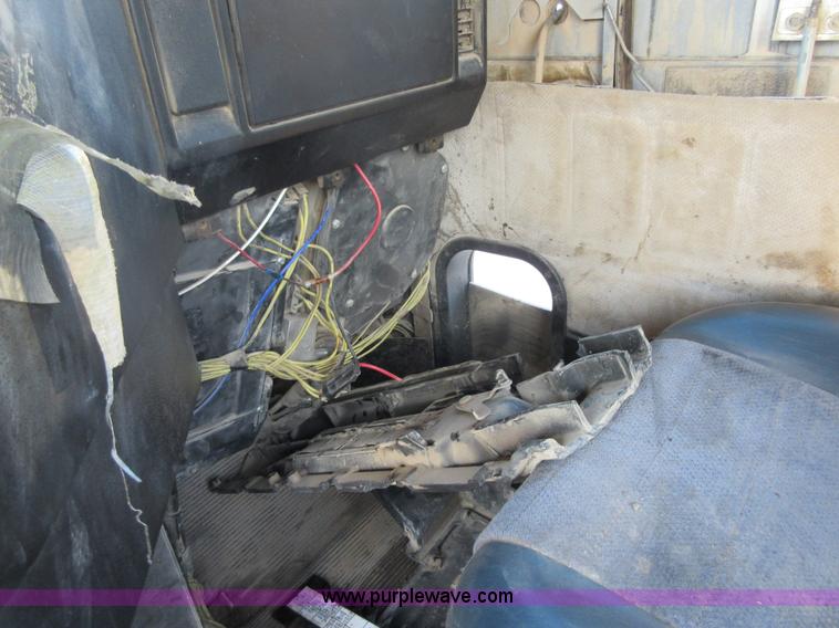 image for item I1837 2000 Freigtliner FLD120 semi truck