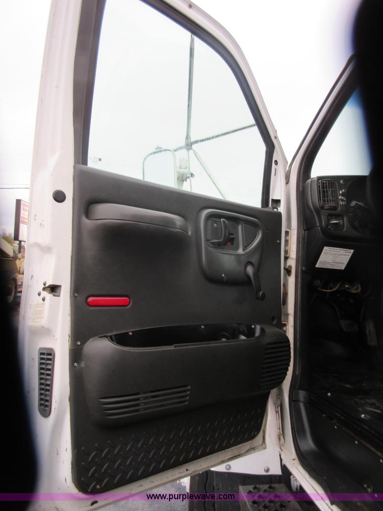 image for item I1850 2003 Chevrolet W7500 dump truck