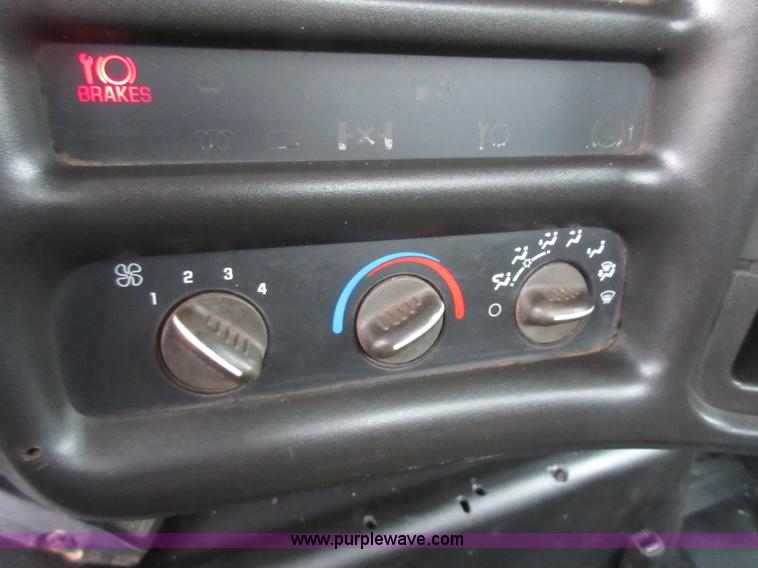 image for item I1850 2003 Chevrolet W7500 dump truck