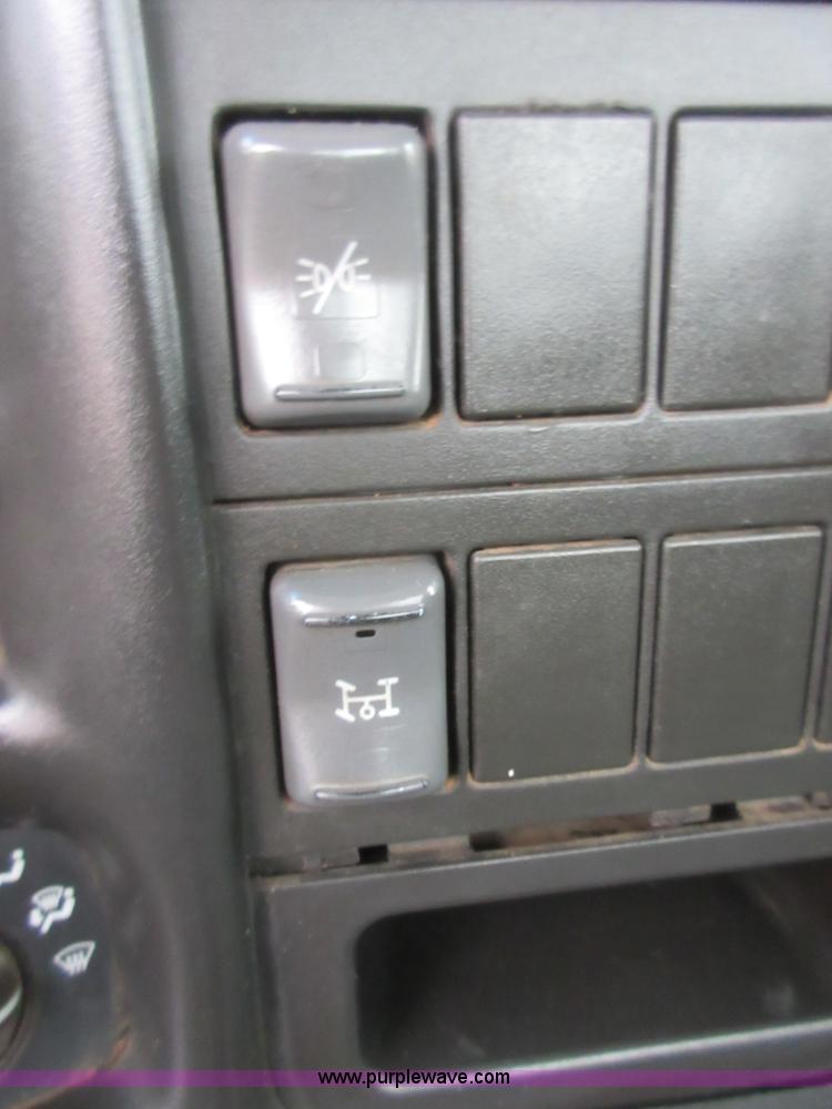 image for item I1850 2003 Chevrolet W7500 dump truck