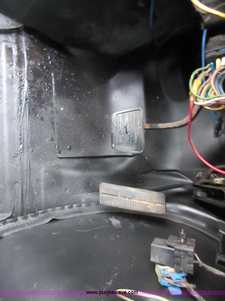 image for item I1850 2003 Chevrolet W7500 dump truck