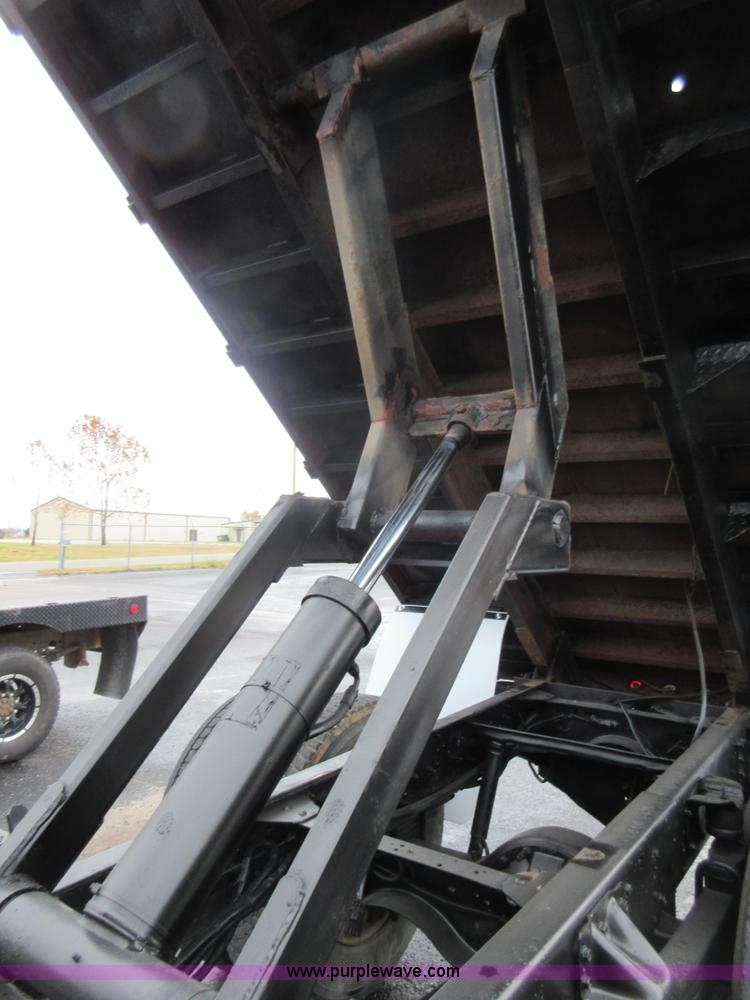 image for item I1850 2003 Chevrolet W7500 dump truck