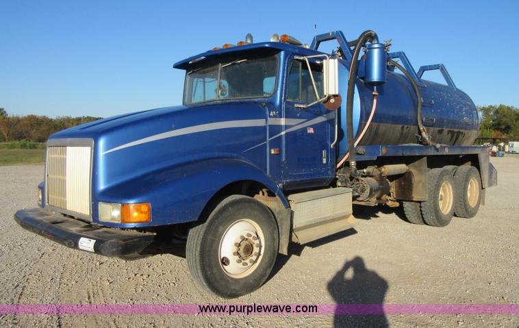 image for item I1909 1991 International 9400 vacuum truck