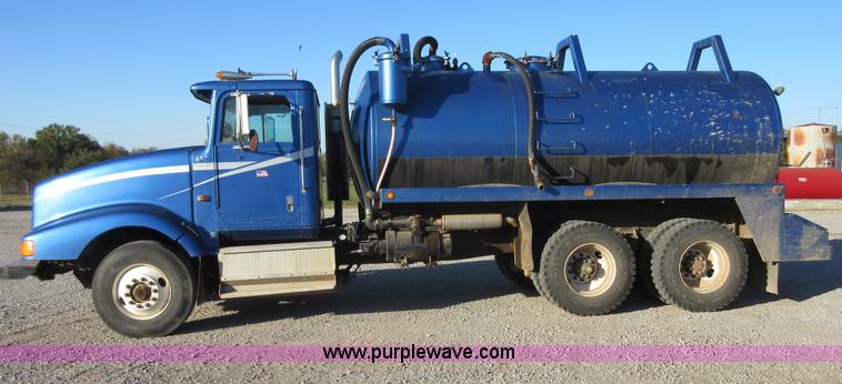 image for item I1909 1991 International 9400 vacuum truck