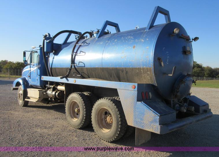 image for item I1909 1991 International 9400 vacuum truck